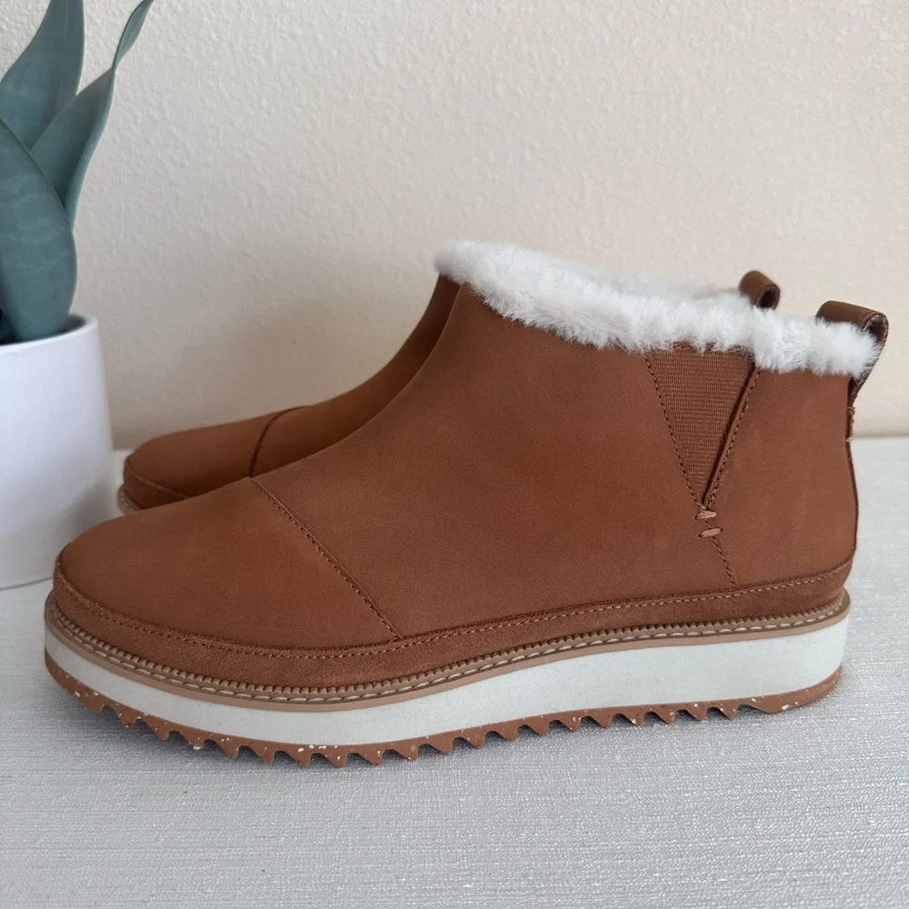 TOMS Tan Suede Leather Faux Fur Lining Cozy Ankle Booties Women’s 9 - Picture 1 of 11